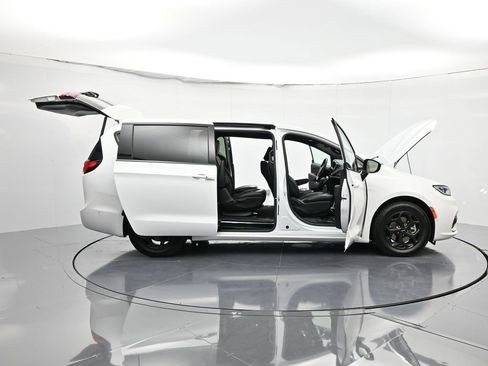 Used 2024 Chrysler Pacifica Select image 49