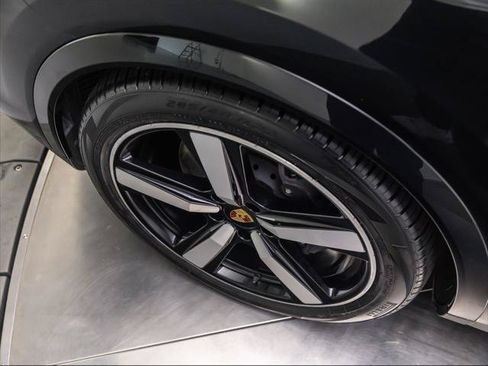 Used 2024 Porsche Cayenne AWD/4WD image 14
