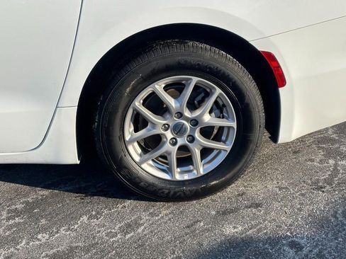 Used 2025 Chrysler Pacifica Select image 13