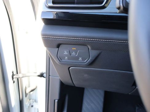 Used 2024 Volkswagen Atlas Cross Sport SE image 39