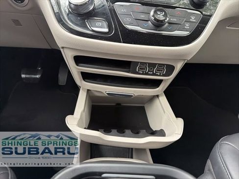 Used 2024 Chrysler Pacifica Touring-L image 32