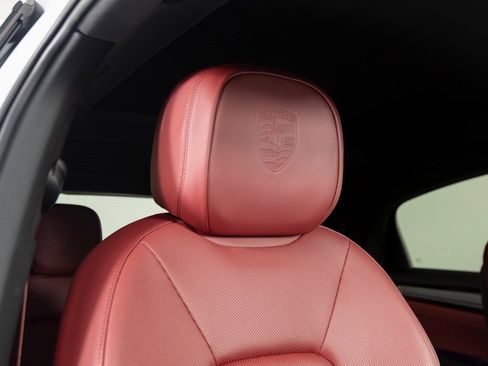 Certified 2023 Porsche Cayenne Platinum Edition image 35