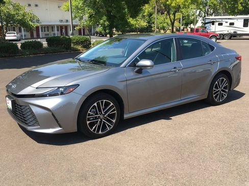 Used 2025 Toyota Camry XLE AWD/4WD image 12