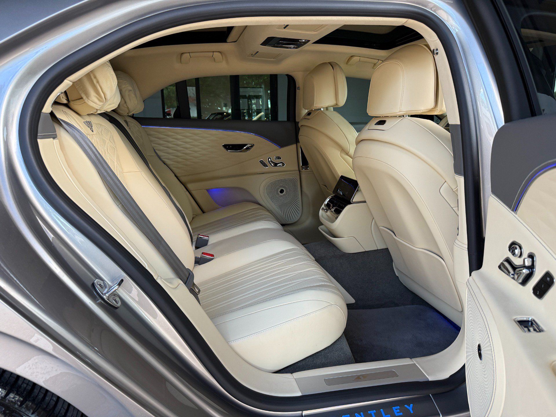 Used 2023 Bentley Flying Spur V8 AWD/4WD image 35