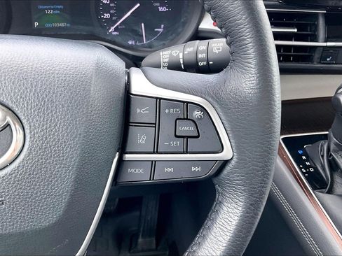 Used 2021 Toyota Sienna XLE FWD image 18