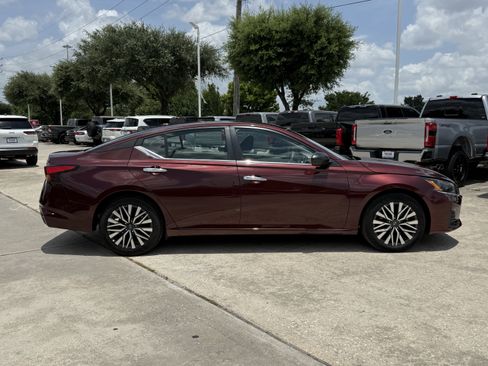 Used 2025 Nissan Altima 2.5 SV FWD image 3