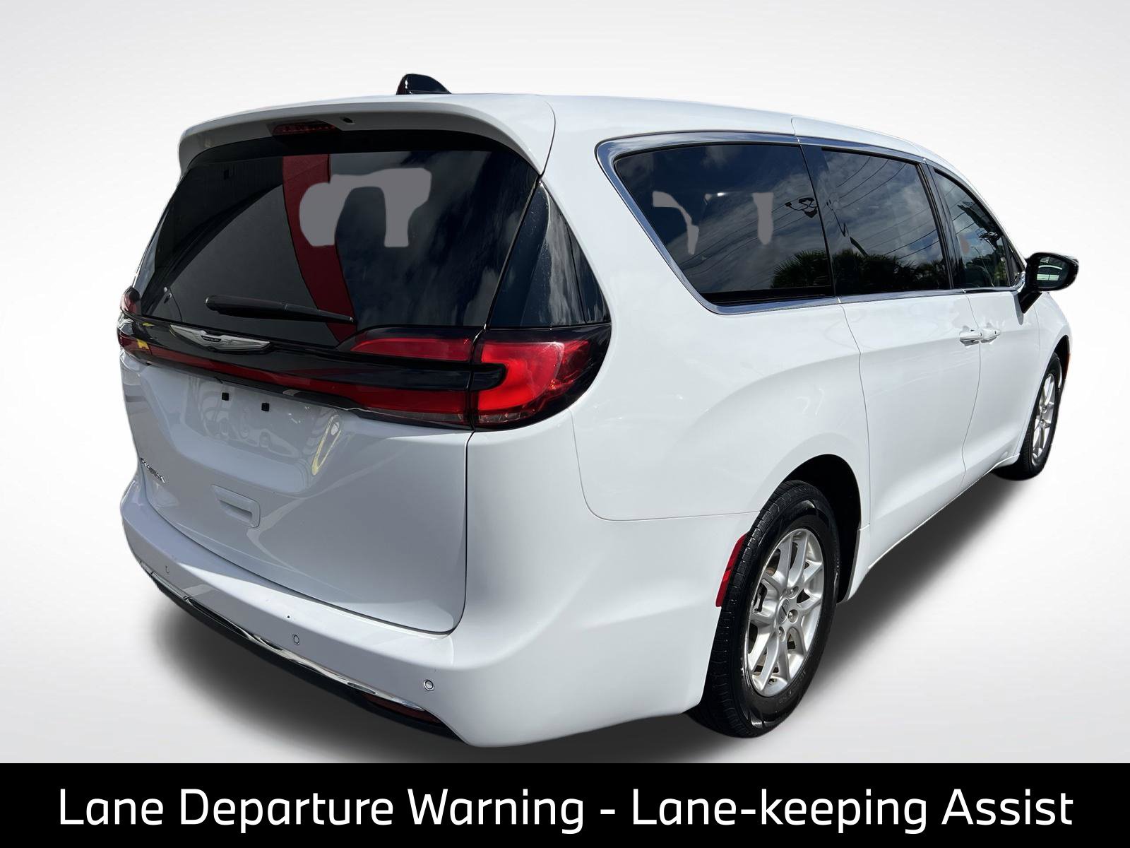 Used 2024 Chrysler Pacifica Touring-L FWD image 7