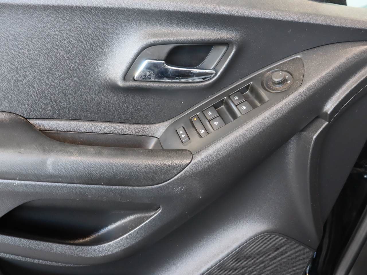 Used 2022 Chevrolet Trax LS w/ Tint and Cruise Package FWD image 13