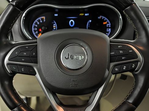 Used 2019 Jeep Grand Cherokee Overland AWD/4WD image 23