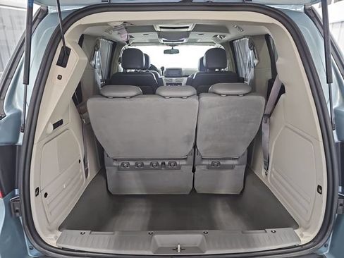 Used 2009 Volkswagen Routan SEL Premium FWD image 22
