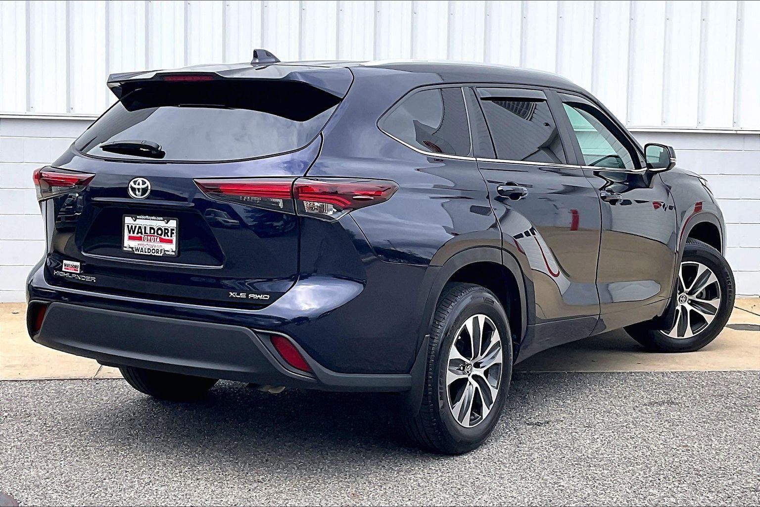Used 2024 Toyota Highlander XLE AWD/4WD image 17