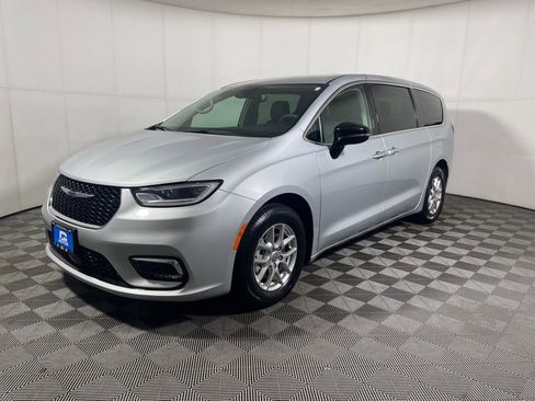 Used 2024 Chrysler Pacifica Touring-L image 4