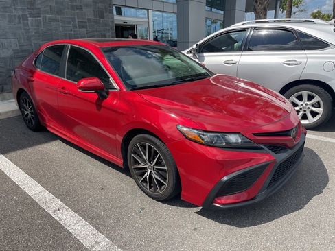 Used 2022 Toyota Camry SE w/ Convenience Package image 3