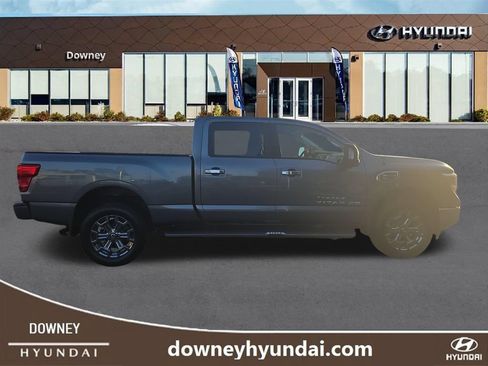 Used 2019 Nissan Titan SV w/ SV Convenience Package AWD/4WD image 6