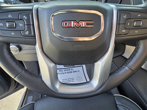 Used 2024 GMC Yukon SLT w/ SLT Luxury Package image 30