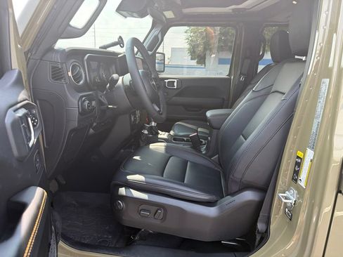 Used 2025 Jeep Gladiator Sport AWD/4WD image 16