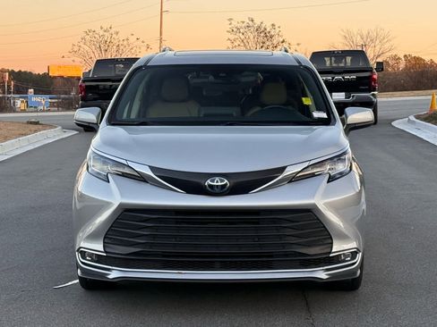 Used 2023 Toyota Sienna XLE image 9