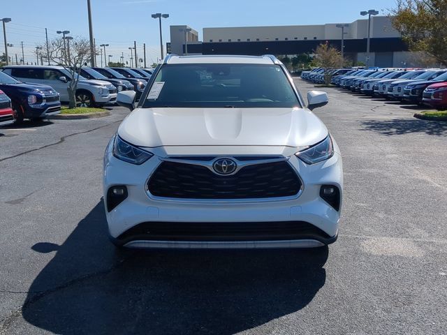 Used 2020 Toyota Highlander Platinum FWD image 3
