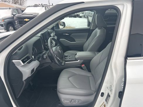 Used 2022 Toyota Highlander XLE image 17