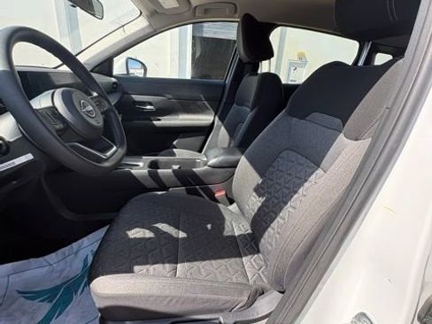 Used 2025 Nissan Kicks SV image 10