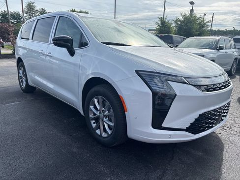 New 2027 Chrysler Pacifica Select AWD/4WD image 2