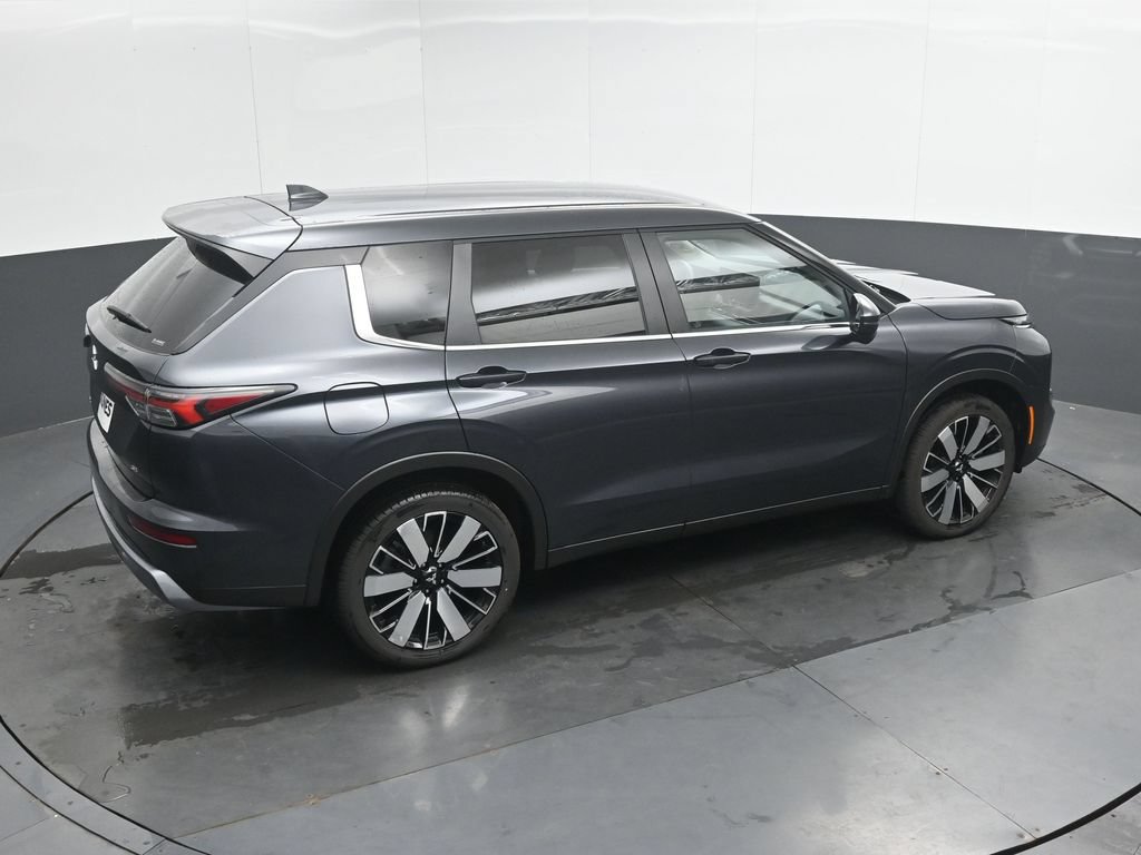 Used 2025 Mitsubishi Outlander AWD image 30
