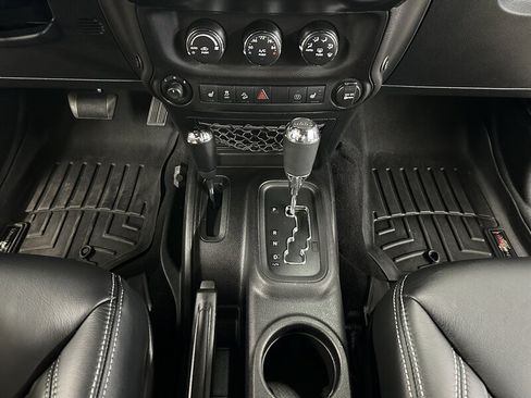 Used 2013 Jeep Wrangler Unlimited Rubicon AWD/4WD image 27