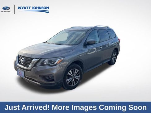 Used 2019 Nissan Pathfinder SV image 1