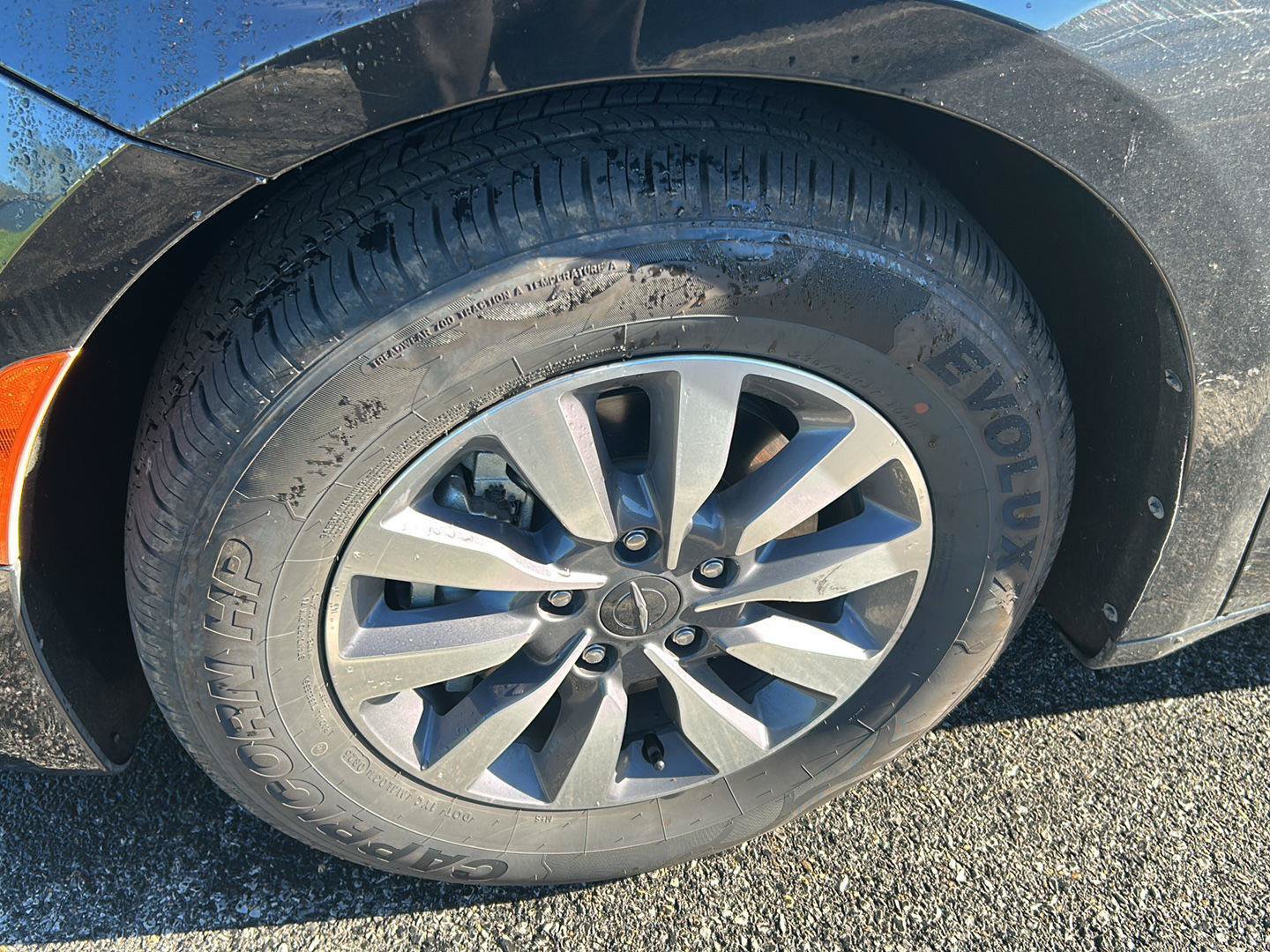 Used 2023 Chrysler Pacifica Touring-L FWD image 2