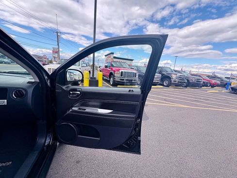 Used 2014 Jeep Compass Latitude image 38