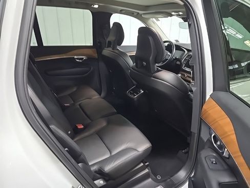 Used 2022 Volvo XC90 T6 Momentum w/ Climate Package image 18