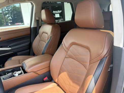 Used 2025 Nissan Pathfinder Platinum w/ Cargo Package AWD/4WD image 3