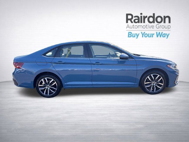 Used 2025 Volkswagen Jetta SE FWD image 8