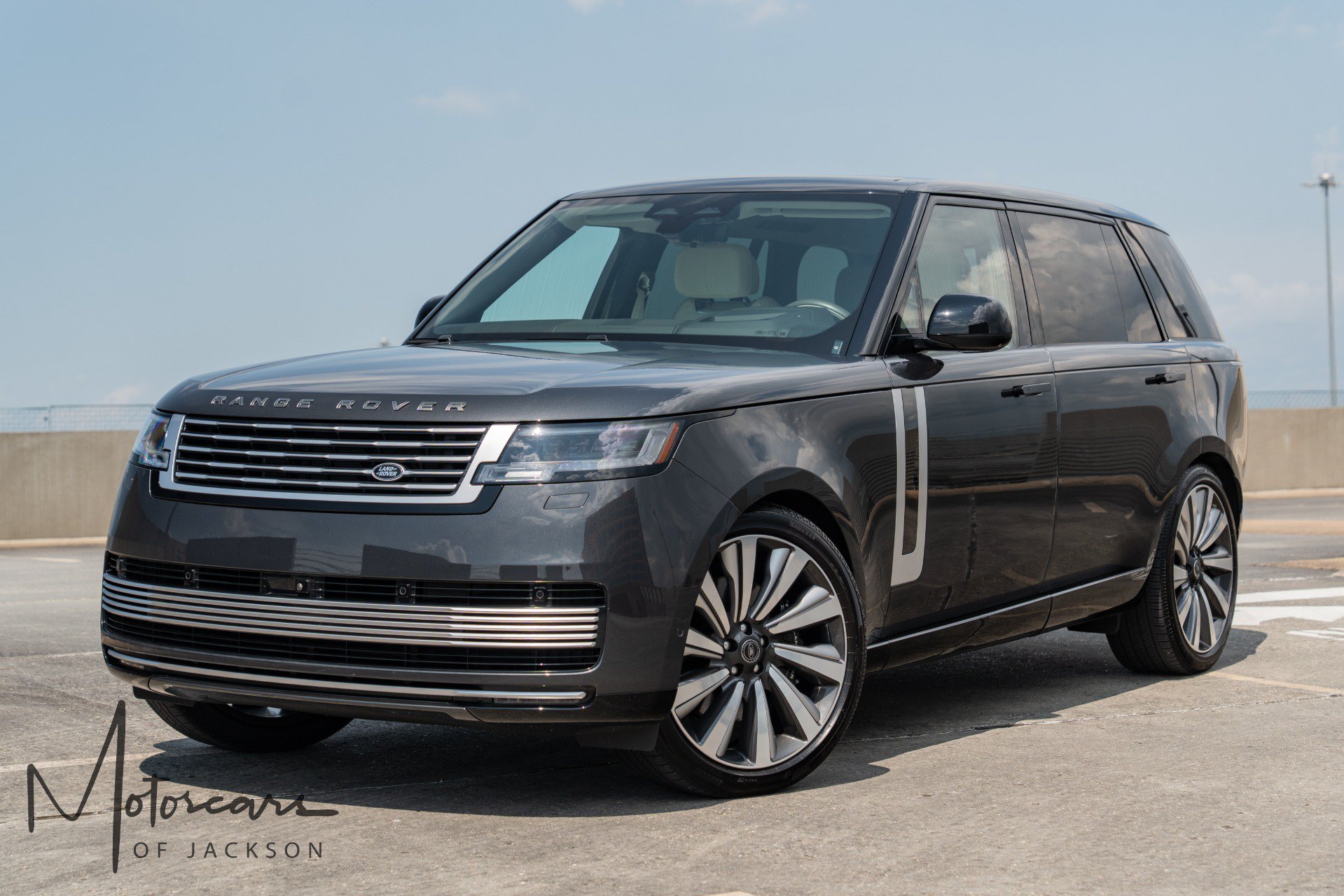 Used 2025 Land Rover Range Rover SV AWD/4WD image 2