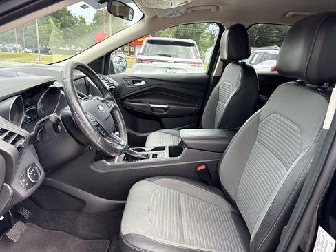 Used 2017 Ford Escape SE w/ Equipment Group 201A FWD image 9