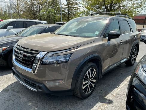 Used 2024 Nissan Pathfinder Platinum image 2