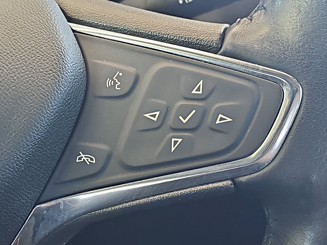 Used 2020 Chevrolet Equinox LT FWD image 23