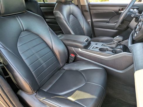 Used 2022 Toyota Highlander XLE FWD image 34