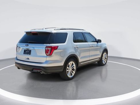 Used 2018 Ford Explorer XLT w/ Equipment Group 202A FWD image 8