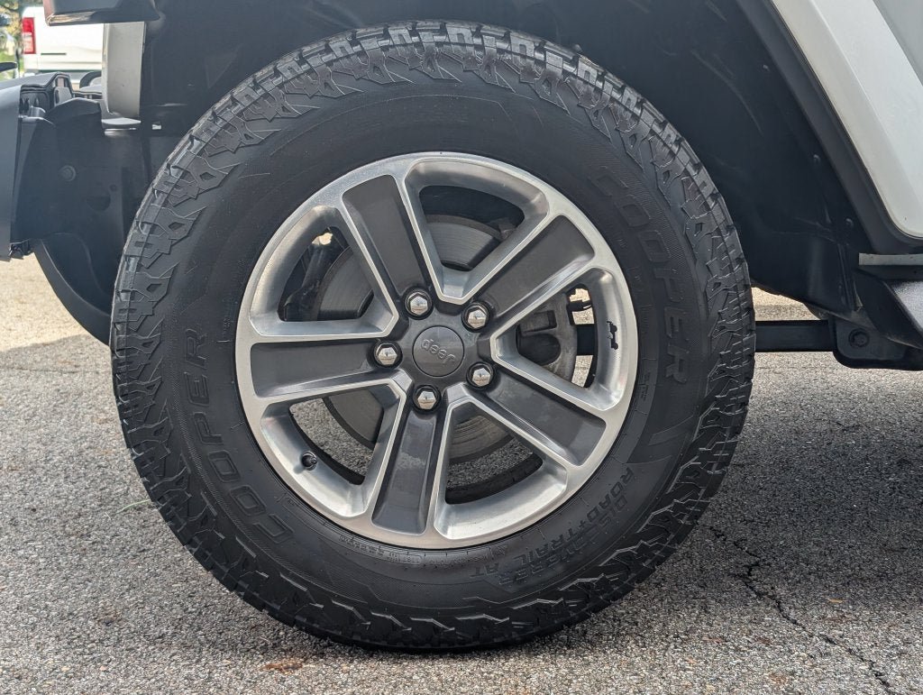 Used 2018 Jeep Wrangler Unlimited Sahara AWD/4WD image 33