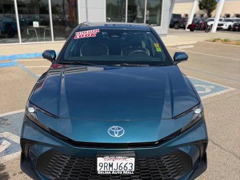 Used 2025 Toyota Camry SE FWD image 1