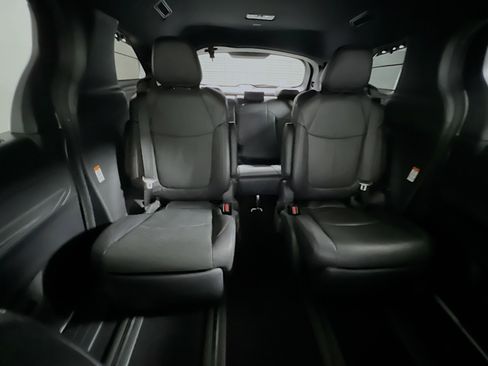 Used 2025 Toyota Sienna Platinum AWD/4WD image 33