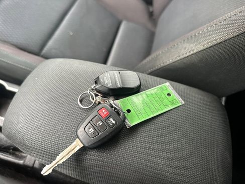 Used 2018 Toyota Corolla LE FWD image 18