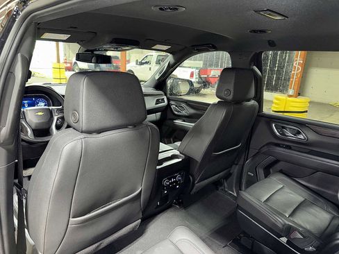 Used 2023 Chevrolet Suburban LT w/ Luxury Package image 28