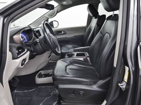 Used 2018 Chrysler Pacifica Touring-L Plus image 11