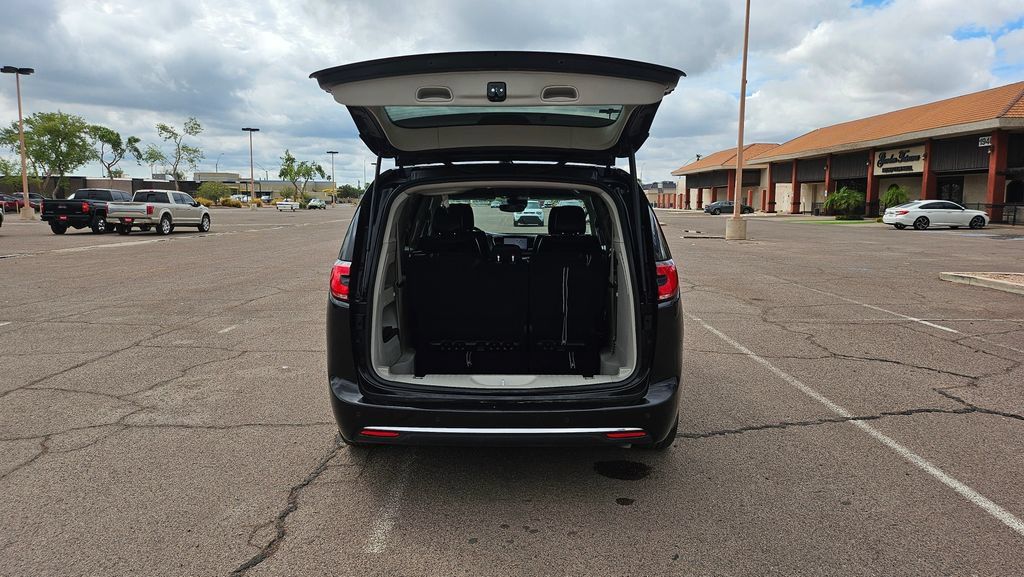 Used 2022 Chrysler Pacifica Touring-L FWD image 13