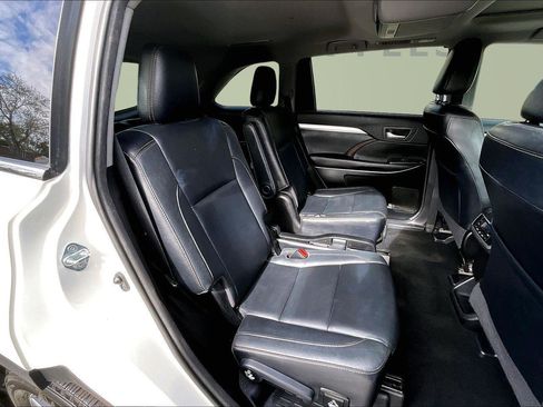Used 2017 Toyota Highlander XLE image 24