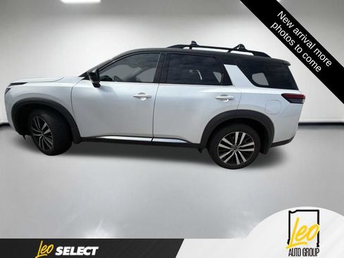 Used 2025 Nissan Pathfinder Platinum AWD/4WD image 2