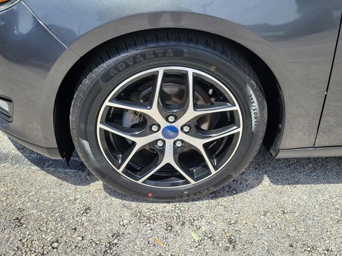 Used 2017 Ford Focus SEL w/ Cold Weather Package FWD image 5