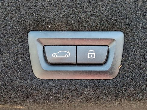 Used 2024 BMW i7 xDrive60 AWD/4WD image 32